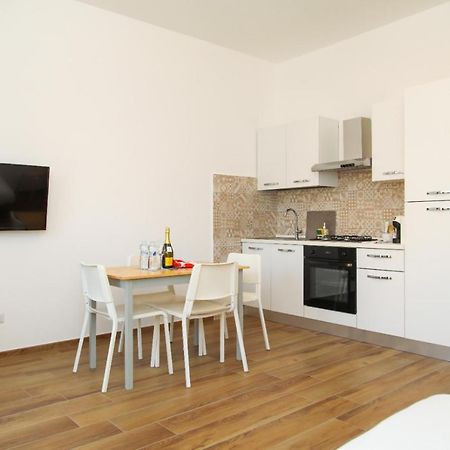 阿其利亚Viriamo House Roma公寓 外观 照片